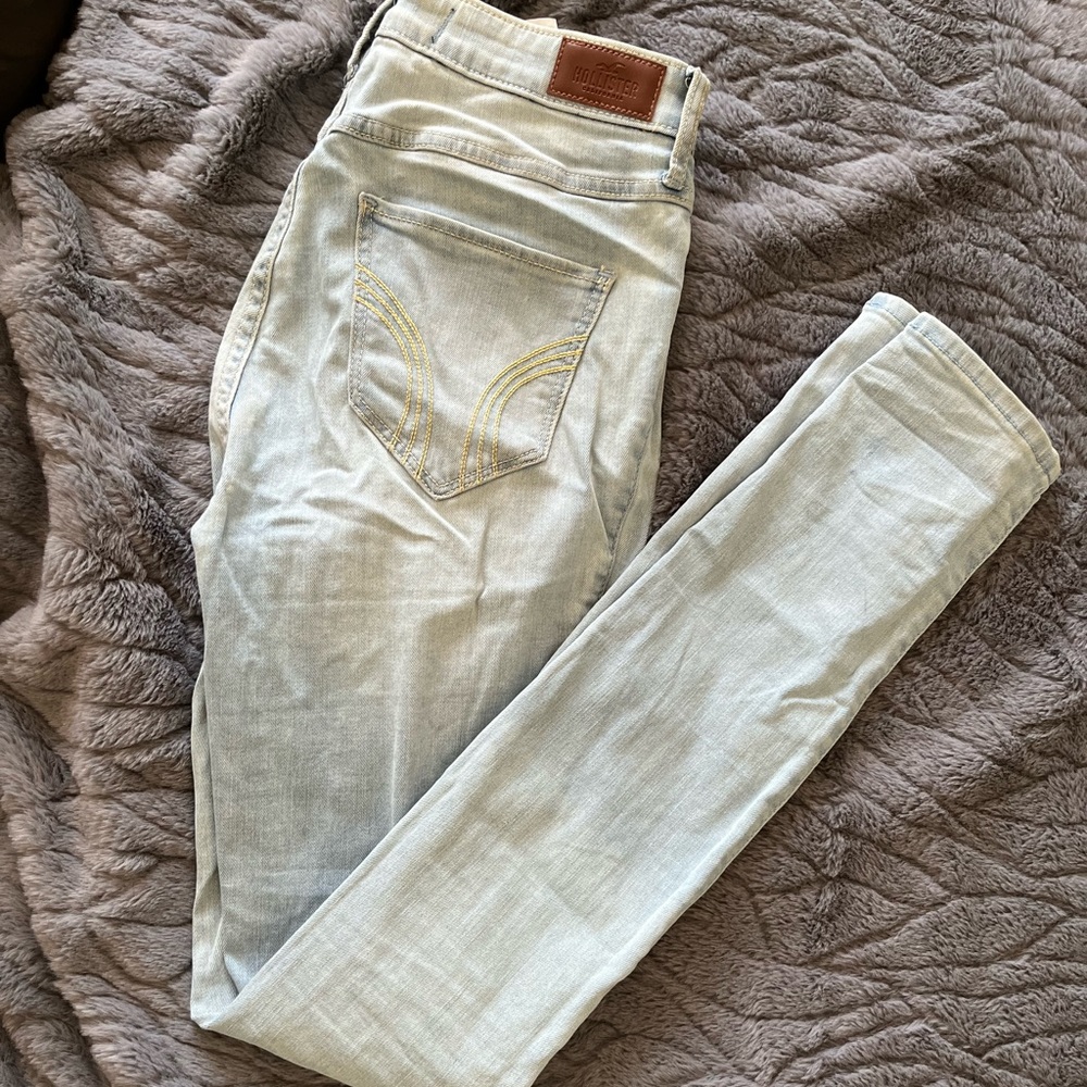 Hollister ultra high-rise classic stretch skinny jeans. 5L/27.